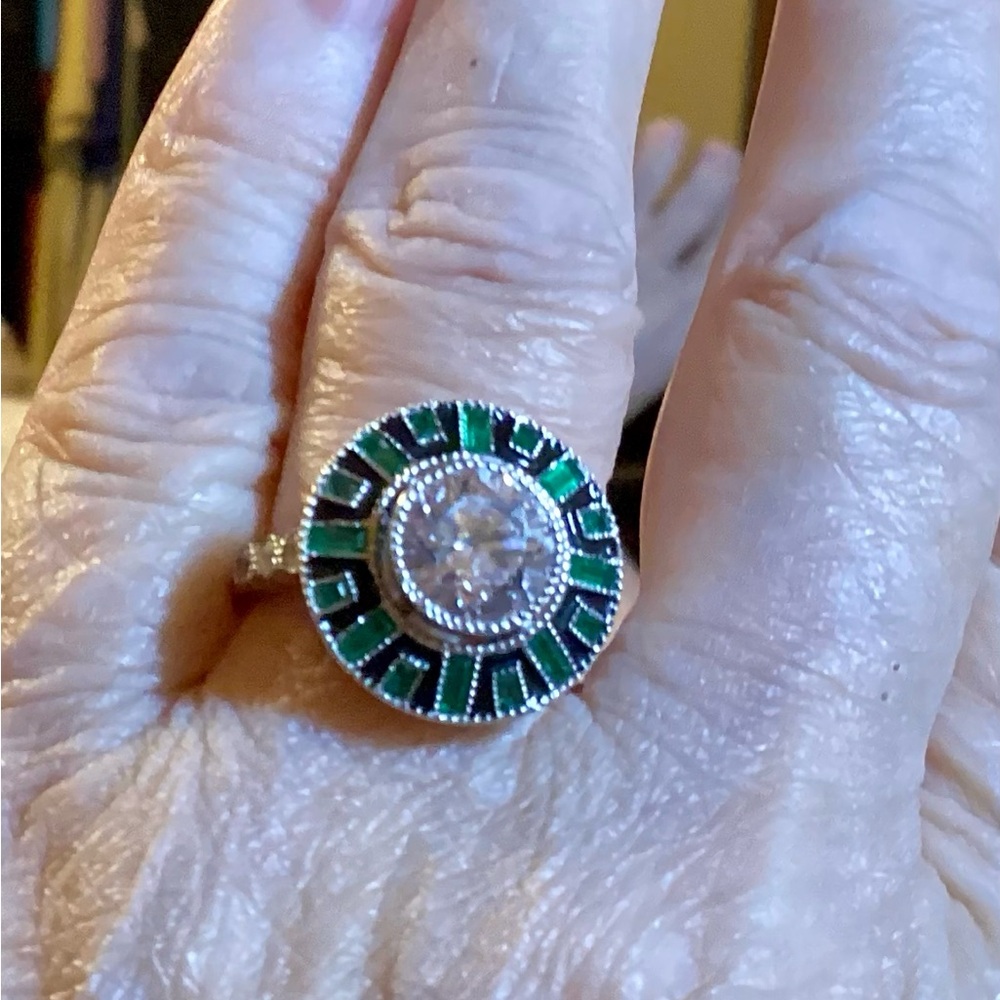 Elegant Green and Silver Women's Ring
